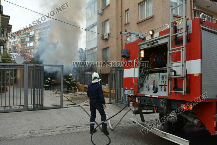 Кола пламна в гараж в Хасково, собственикът зареждал акумулатора
