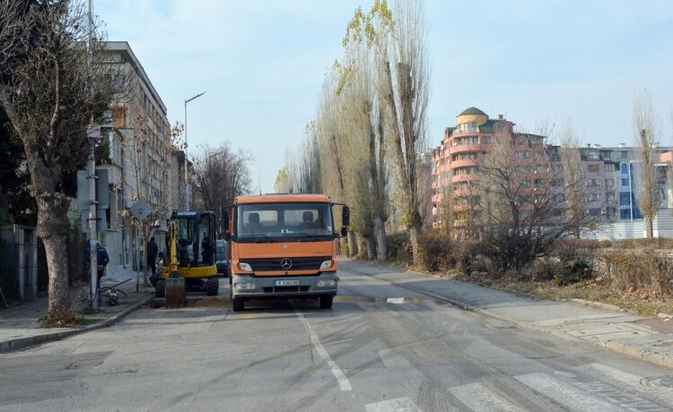 ВиК разкопа ул. „Стара планина“ и бул. „България“ заради аварии