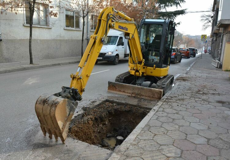 ВиК разкопа ул. „Стара планина“ и бул. „България“ заради аварии