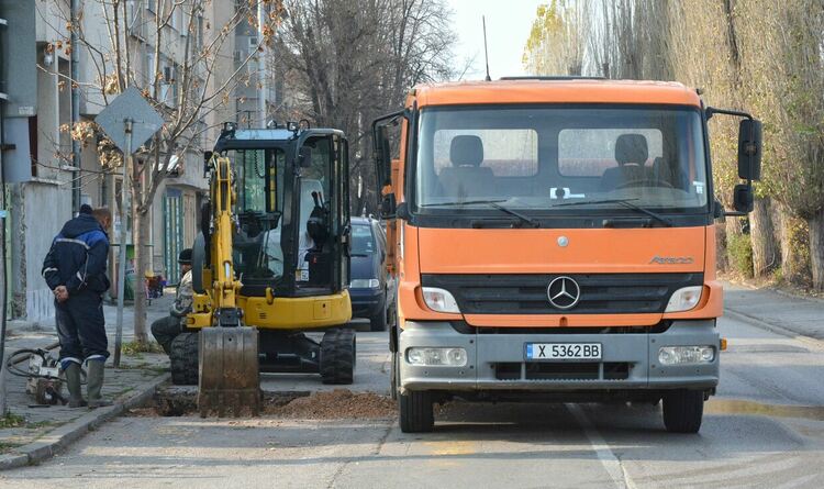 ВиК разкопа ул. „Стара планина“ и бул. „България“ заради аварии