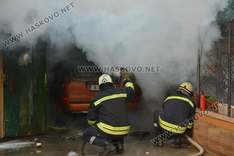 Кола пламна в гараж в Хасково, собственикът зареждал акумулатора