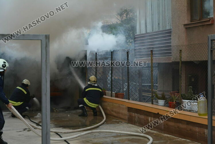 Кола пламна в гараж в Хасково, собственикът зареждал акумулатора