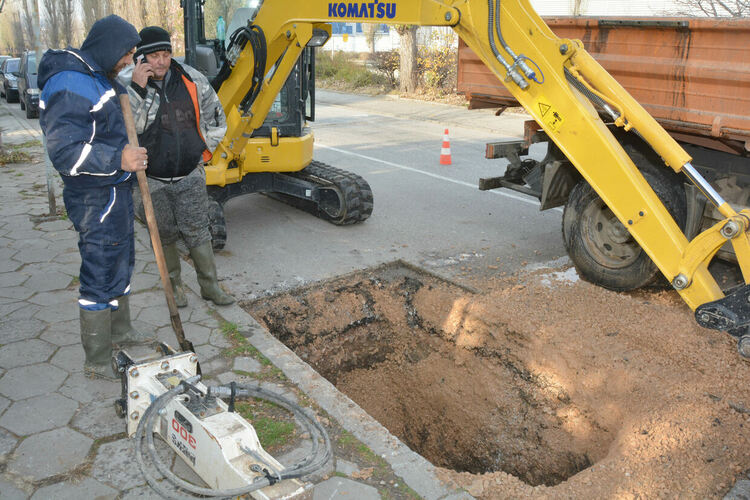 ВиК разкопа ул. „Стара планина“ и бул. „България“ заради аварии