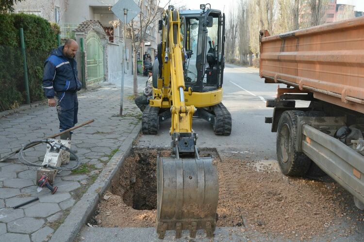ВиК разкопа ул. „Стара планина“ и бул. „България“ заради аварии