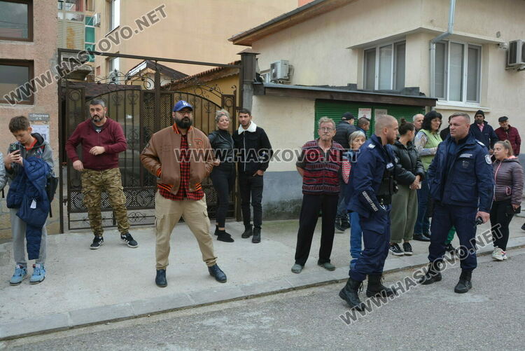Кола пламна в гараж в Хасково, собственикът зареждал акумулатора