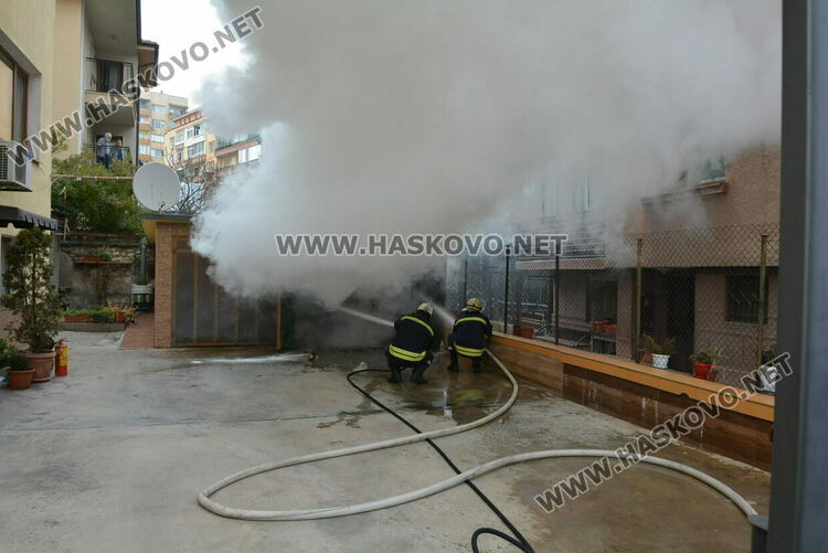 Кола пламна в гараж в Хасково, собственикът зареждал акумулатора