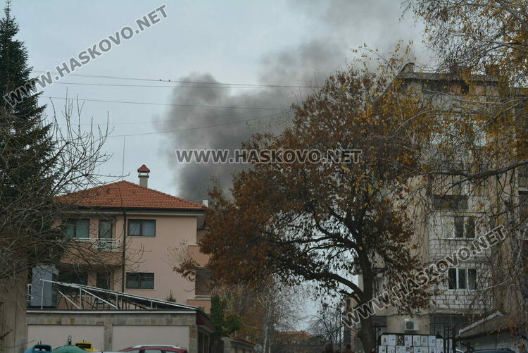 Кола пламна в гараж в Хасково, собственикът зареждал акумулатора