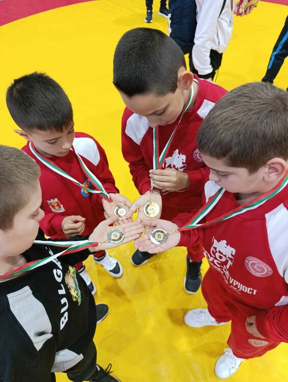 Класиците на „Ангел войвода“ с 4 медала от Купа „Самоков“