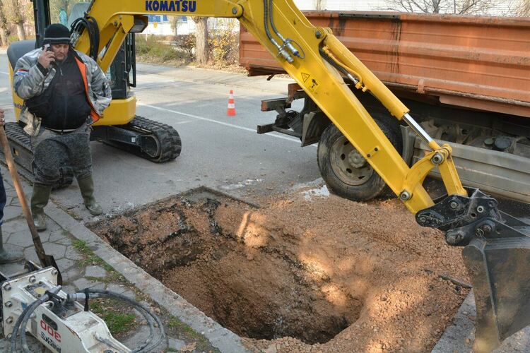 ВиК разкопа ул. „Стара планина“ и бул. „България“ заради аварии
