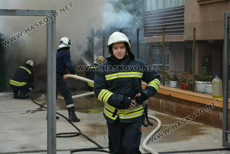 Кола пламна в гараж в Хасково, собственикът зареждал акумулатора