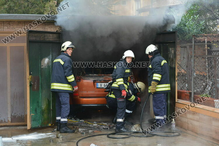 Кола пламна в гараж в Хасково, собственикът зареждал акумулатора