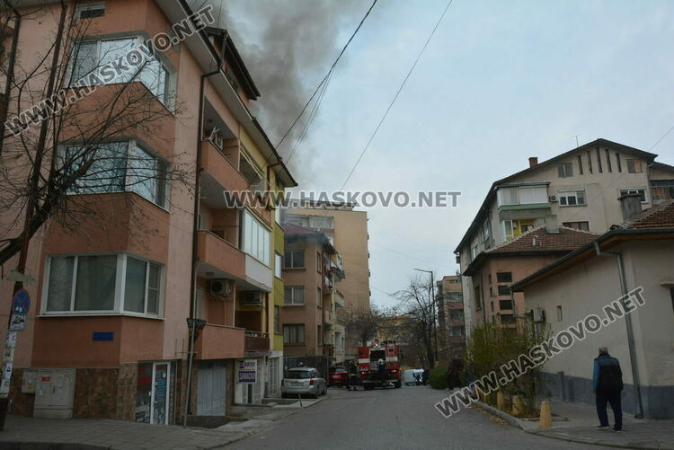 Кола пламна в гараж в Хасково, собственикът зареждал акумулатора