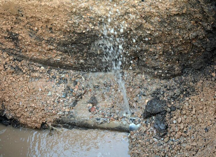 ВиК разкопа ул. „Стара планина“ и бул. „България“ заради аварии