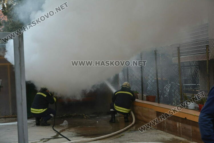 Кола пламна в гараж в Хасково, собственикът зареждал акумулатора