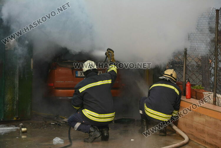 Кола пламна в гараж в Хасково, собственикът зареждал акумулатора
