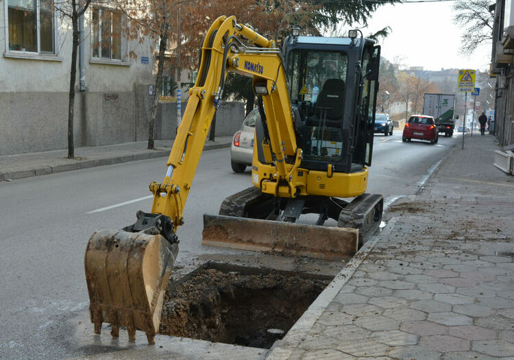 ВиК разкопа ул. „Стара планина“ и бул. „България“ заради аварии