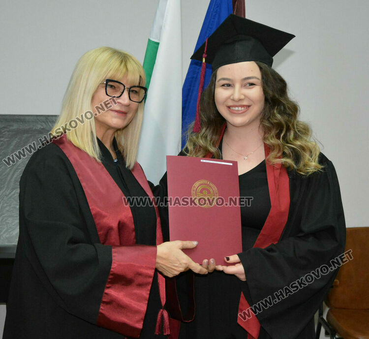 189 бакалаври и магистри от УНСС – Хасково получиха тържествено дипломите си