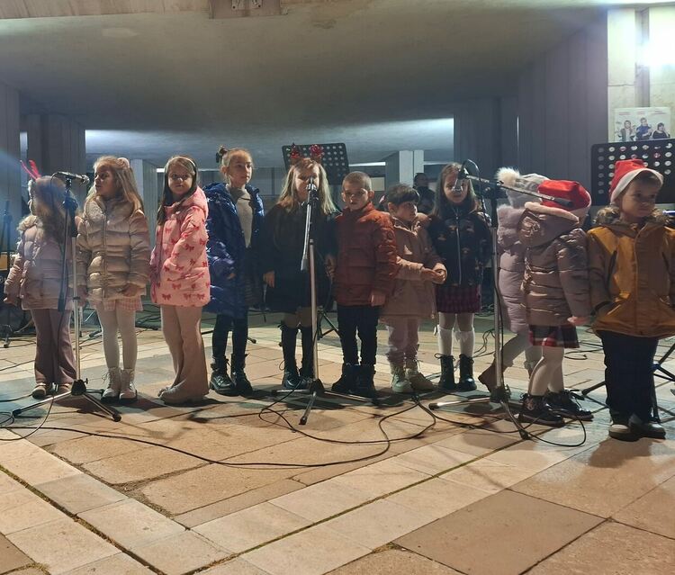 Дядо Коледа и Снежанка пристигнаха в Първомай на мотор