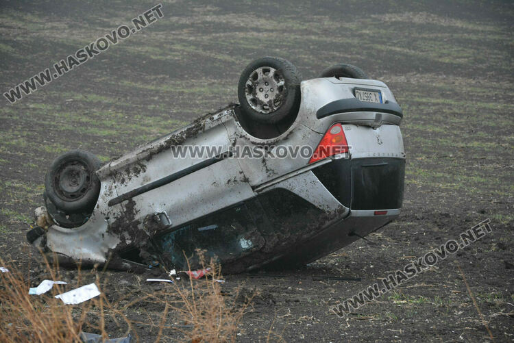 Шофьор се обърна в нива и пострада, последва сблъсък между две коли