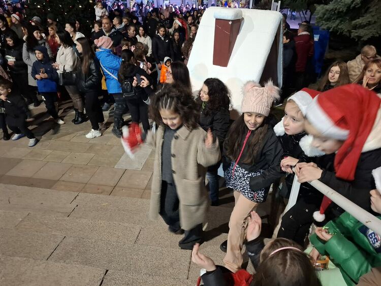 Дядо Коледа и Снежанка пристигнаха в Първомай на мотор