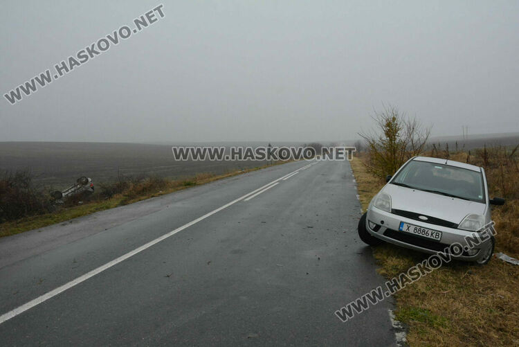Шофьор се обърна в нива и пострада, последва сблъсък между две коли