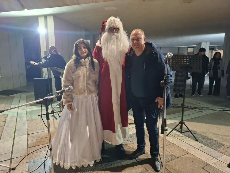 Дядо Коледа и Снежанка пристигнаха в Първомай на мотор