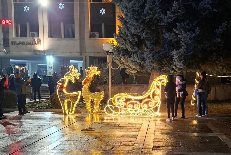 Дядо Коледа и Снежанка пристигнаха в Първомай на мотор