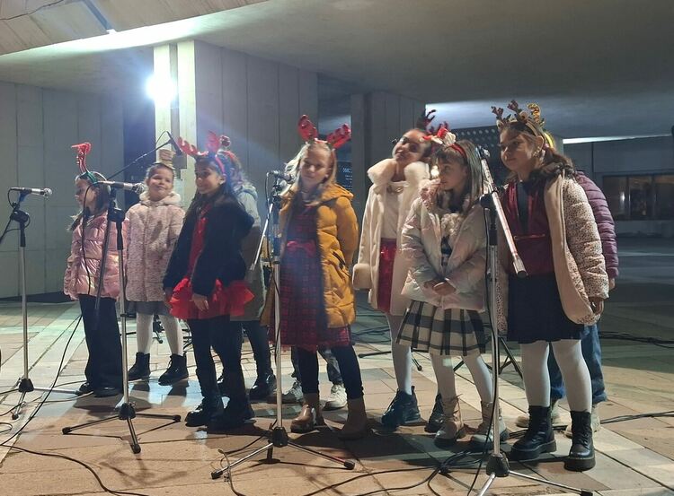 Дядо Коледа и Снежанка пристигнаха в Първомай на мотор