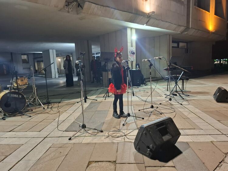 Дядо Коледа и Снежанка пристигнаха в Първомай на мотор