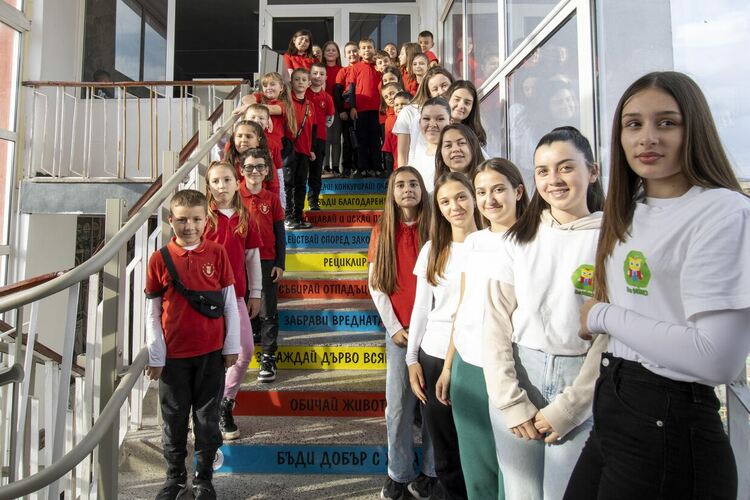 Цветни послания на стълбище в „Славейков“ 