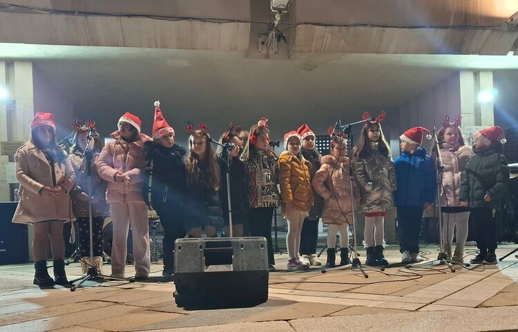 Дядо Коледа и Снежанка пристигнаха в Първомай на мотор