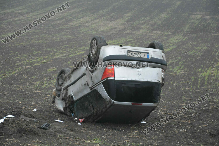 Шофьор се обърна в нива и пострада, последва сблъсък между две коли