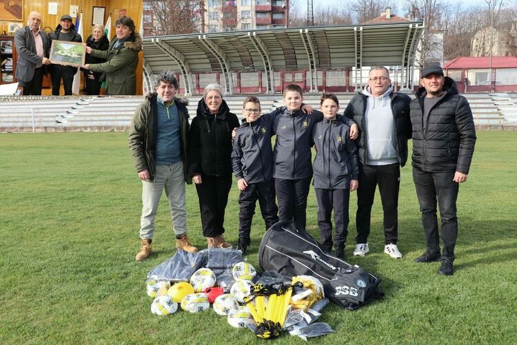 Сдружението на балканските изселници в Балъкесир с дарение за детския отбор на ФК „Юнак“