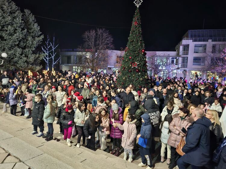 Дядо Коледа и Снежанка пристигнаха в Първомай на мотор