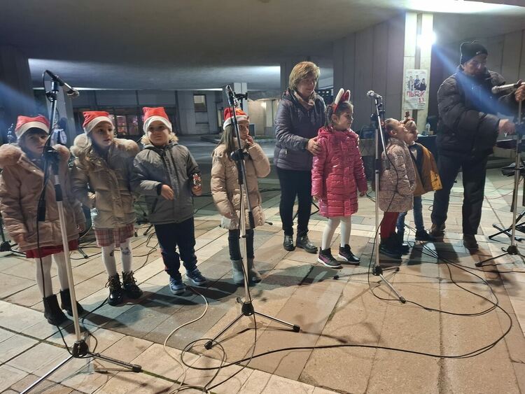 Дядо Коледа и Снежанка пристигнаха в Първомай на мотор