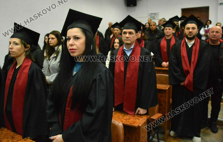 189 бакалаври и магистри от УНСС – Хасково получиха тържествено дипломите си