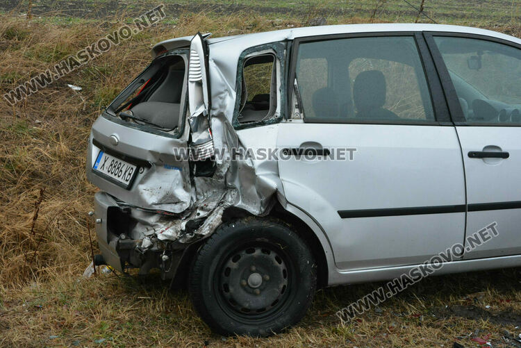 Шофьор се обърна в нива и пострада, последва сблъсък между две коли