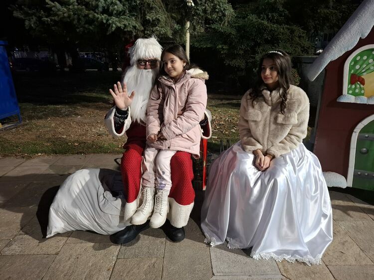 Дядо Коледа и Снежанка пристигнаха в Първомай на мотор