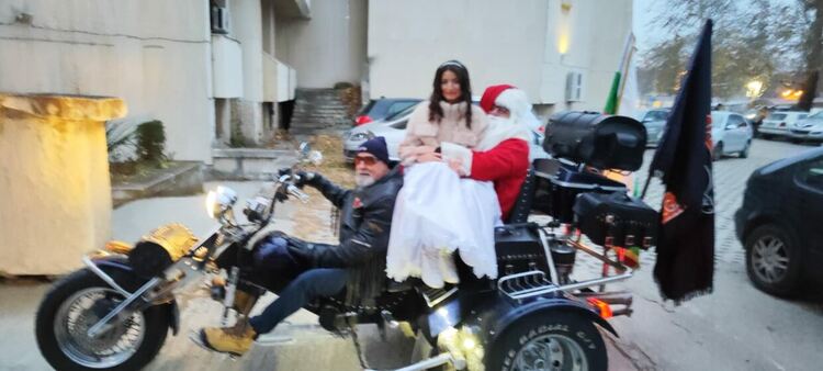 Дядо Коледа и Снежанка пристигнаха в Първомай на мотор