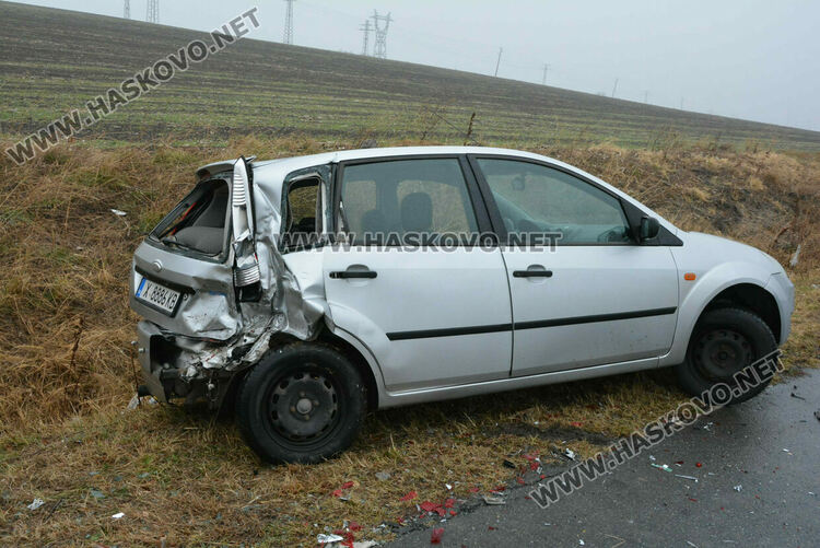 Шофьор се обърна в нива и пострада, последва сблъсък между две коли