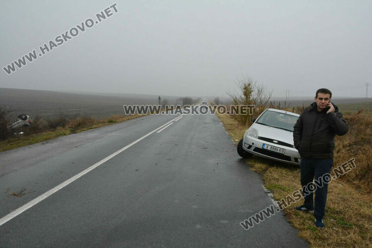 Шофьор се обърна в нива и пострада, последва сблъсък между две коли