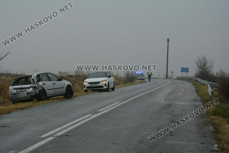 Шофьор се обърна в нива и пострада, последва сблъсък между две коли