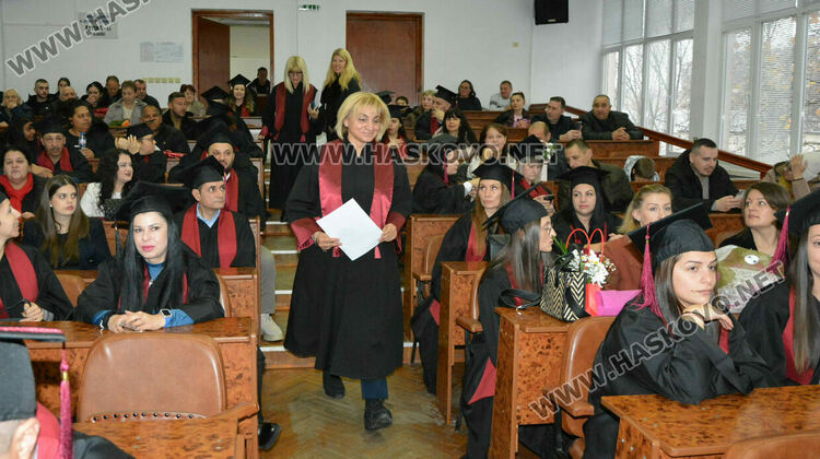 189 бакалаври и магистри от УНСС – Хасково получиха тържествено дипломите си