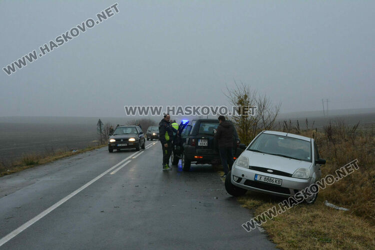 Шофьор се обърна в нива и пострада, последва сблъсък между две коли