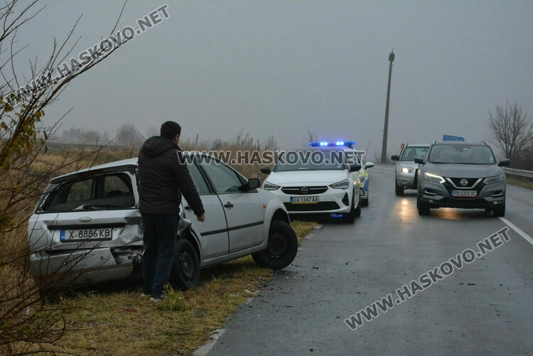 Шофьор се обърна в нива и пострада, последва сблъсък между две коли