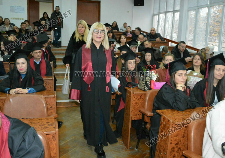 189 бакалаври и магистри от УНСС – Хасково получиха тържествено дипломите си