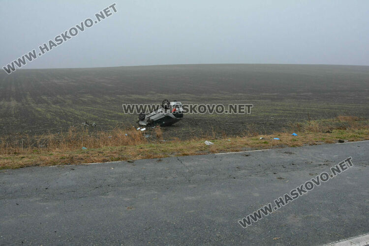 Шофьор се обърна в нива и пострада, последва сблъсък между две коли