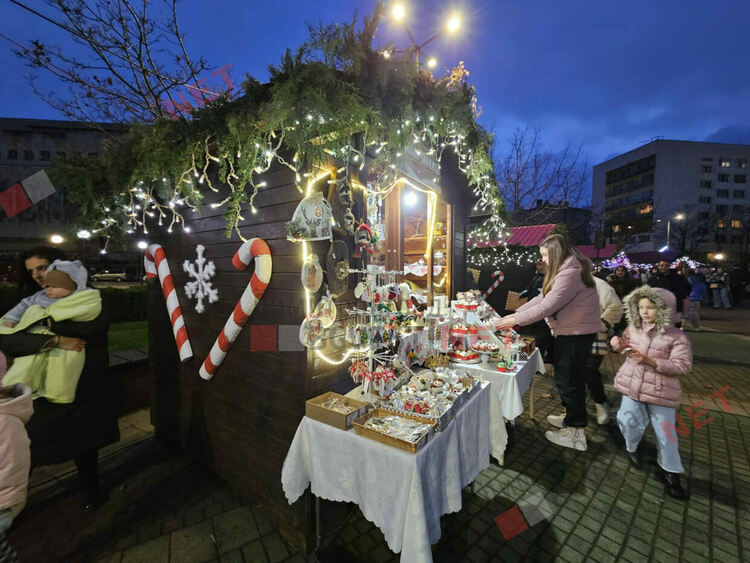 Грейнаха светлините на най-голямото живо Коледно дърво в Европа 