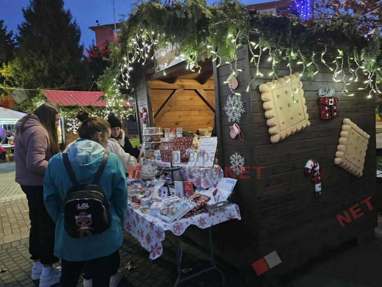 Грейнаха светлините на най-голямото живо Коледно дърво в Европа 