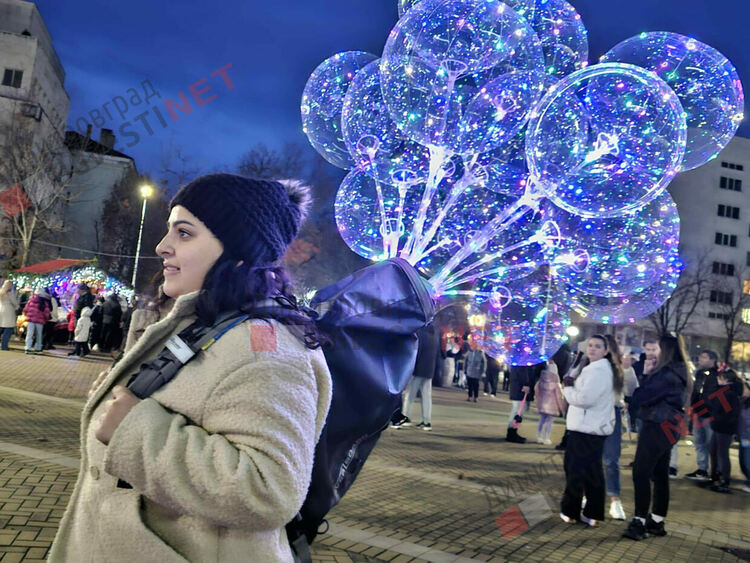 Грейнаха светлините на най-голямото живо Коледно дърво в Европа 